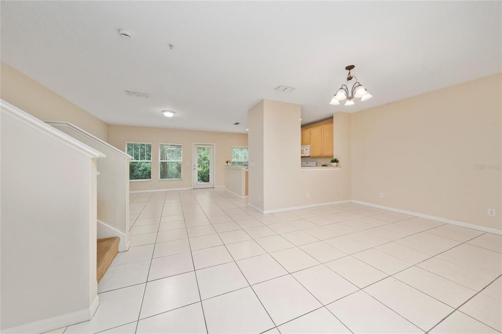 Activo con contrato: $2,150 (3 camas, 2 baños, 1759 Pies cuadrados)