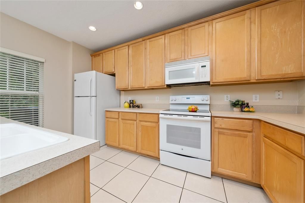 Activo con contrato: $2,150 (3 camas, 2 baños, 1759 Pies cuadrados)