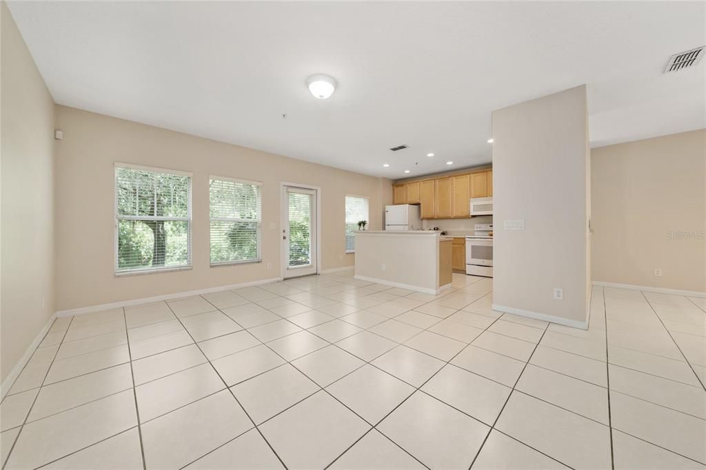 Activo con contrato: $2,150 (3 camas, 2 baños, 1759 Pies cuadrados)