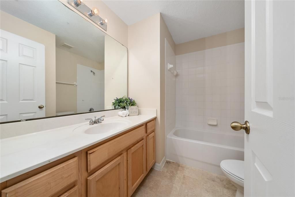 Activo con contrato: $2,150 (3 camas, 2 baños, 1759 Pies cuadrados)