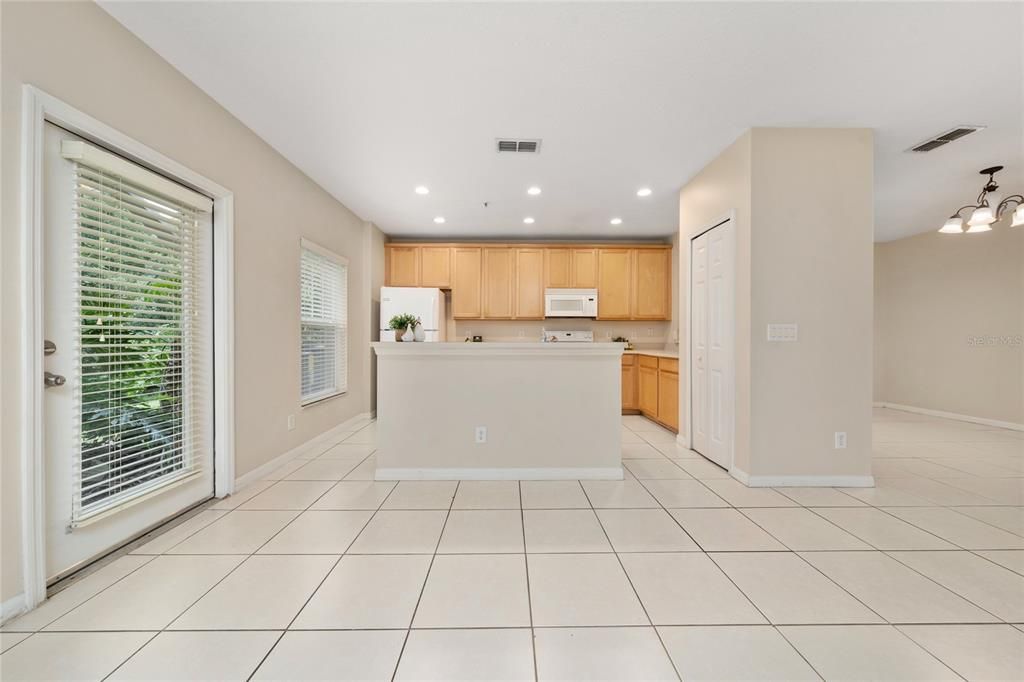 Activo con contrato: $2,150 (3 camas, 2 baños, 1759 Pies cuadrados)