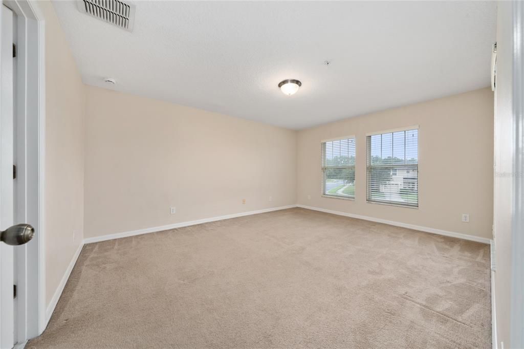 Activo con contrato: $2,150 (3 camas, 2 baños, 1759 Pies cuadrados)