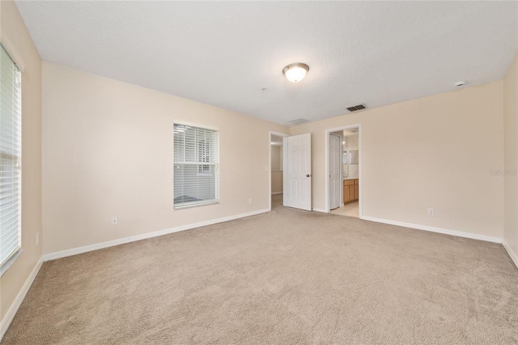 Activo con contrato: $2,150 (3 camas, 2 baños, 1759 Pies cuadrados)