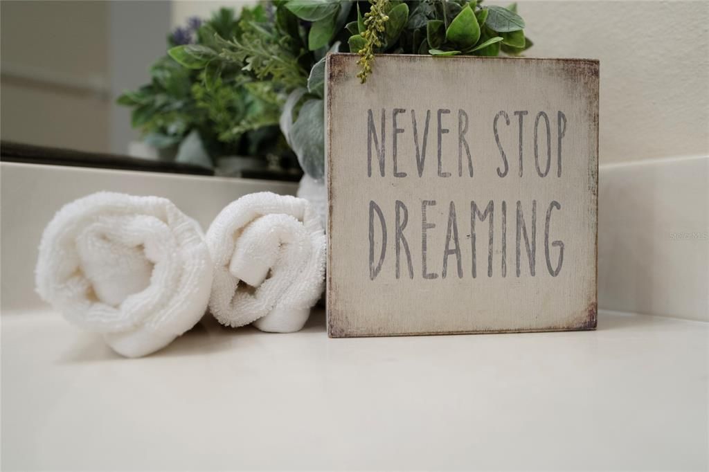 Activo con contrato: $2,150 (3 camas, 2 baños, 1759 Pies cuadrados)