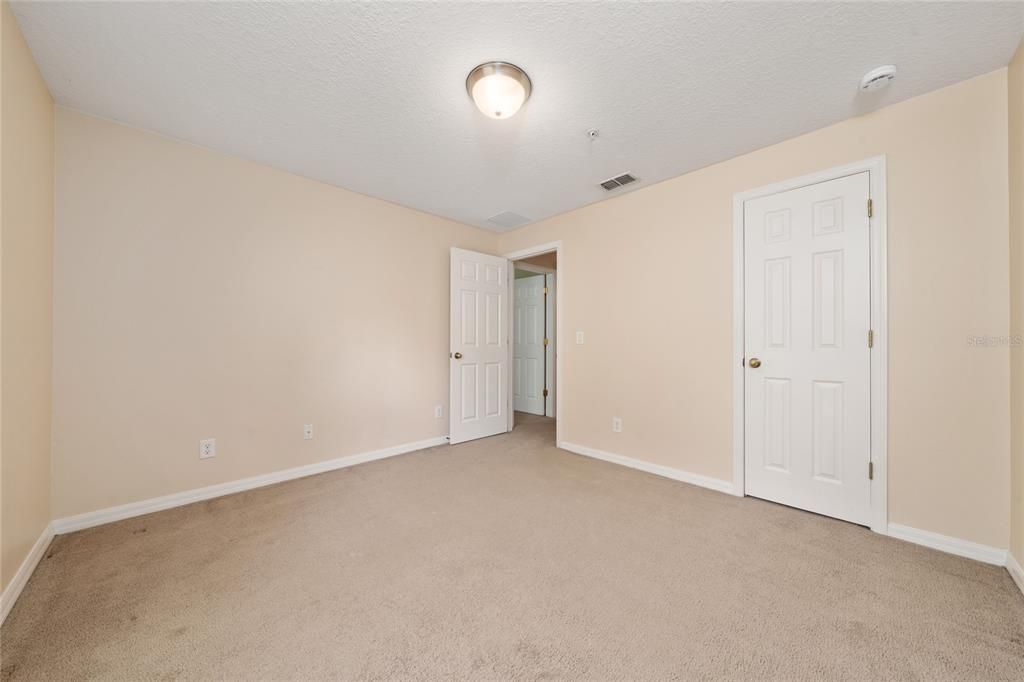 Activo con contrato: $2,150 (3 camas, 2 baños, 1759 Pies cuadrados)