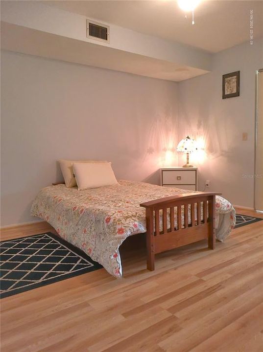 待售: $125,000 (1 贝兹, 1 浴室, 735 平方英尺)