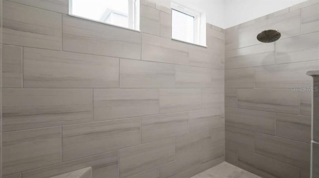 合同活跃: $350,900 (3 贝兹, 2 浴室, 2055 平方英尺)