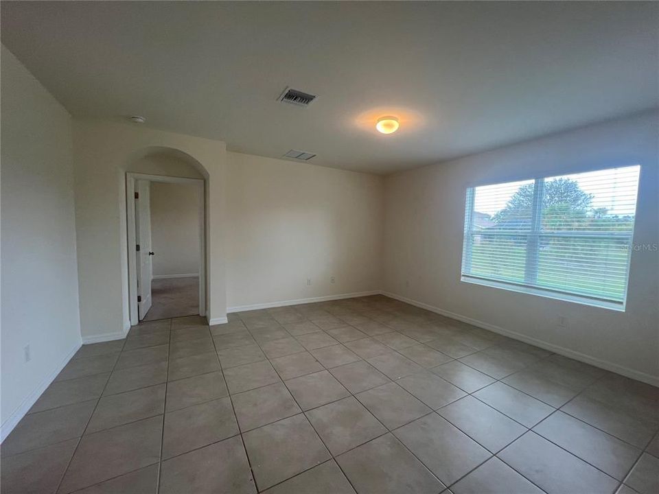 For Rent: $2,000 (4 beds, 2 baths, 1828 Square Feet)