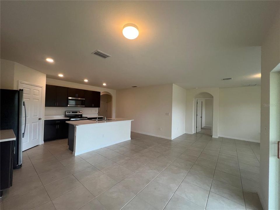 For Rent: $2,000 (4 beds, 2 baths, 1828 Square Feet)