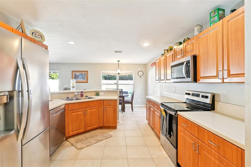 合同活跃: $429,900 (3 贝兹, 3 浴室, 2208 平方英尺)