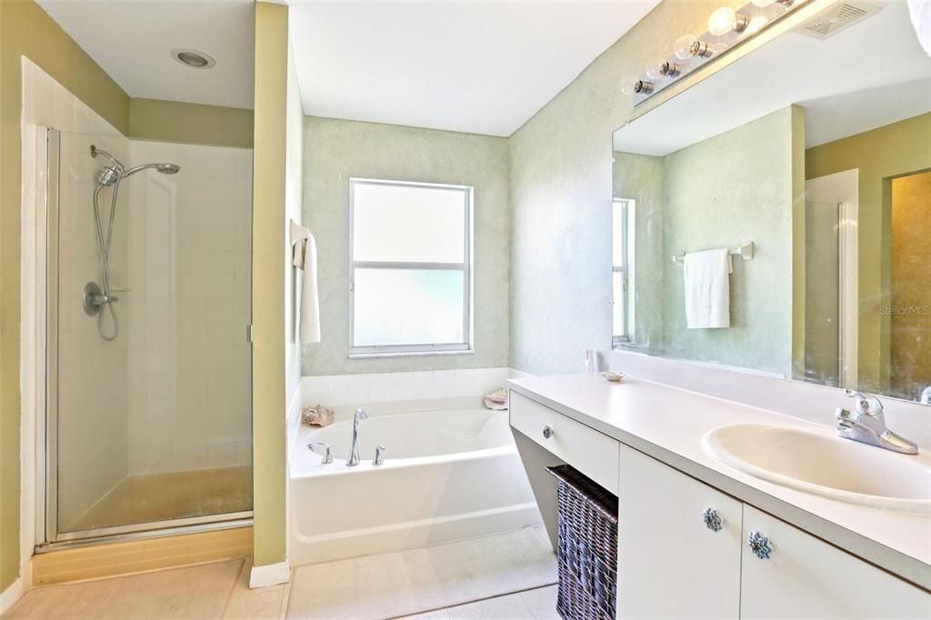 合同活跃: $429,900 (3 贝兹, 3 浴室, 2208 平方英尺)