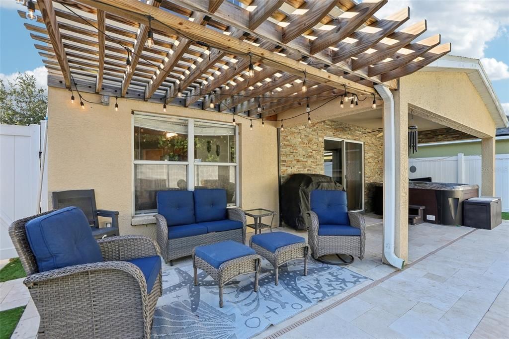 合同活跃: $429,900 (3 贝兹, 3 浴室, 2208 平方英尺)