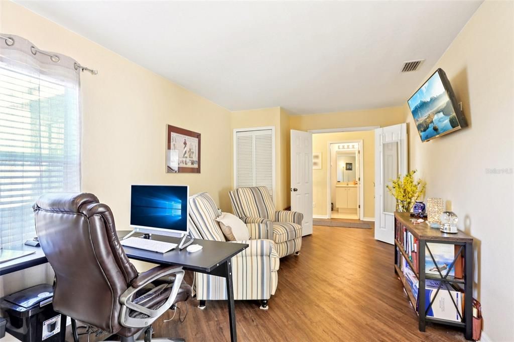 合同活跃: $429,900 (3 贝兹, 3 浴室, 2208 平方英尺)