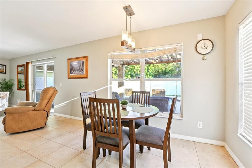 合同活跃: $429,900 (3 贝兹, 3 浴室, 2208 平方英尺)