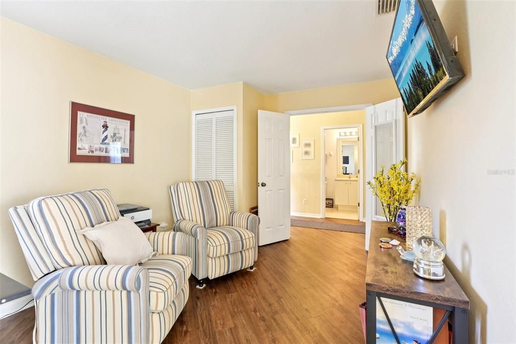 合同活跃: $429,900 (3 贝兹, 3 浴室, 2208 平方英尺)