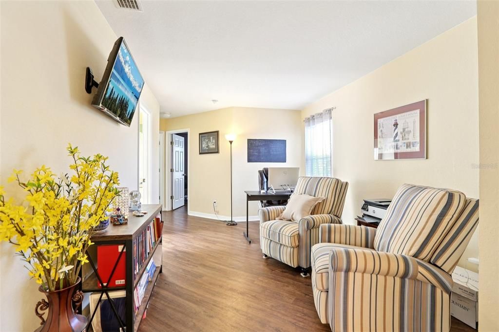 合同活跃: $429,900 (3 贝兹, 3 浴室, 2208 平方英尺)