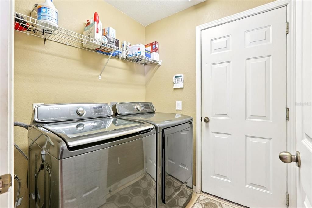 合同活跃: $429,900 (3 贝兹, 3 浴室, 2208 平方英尺)