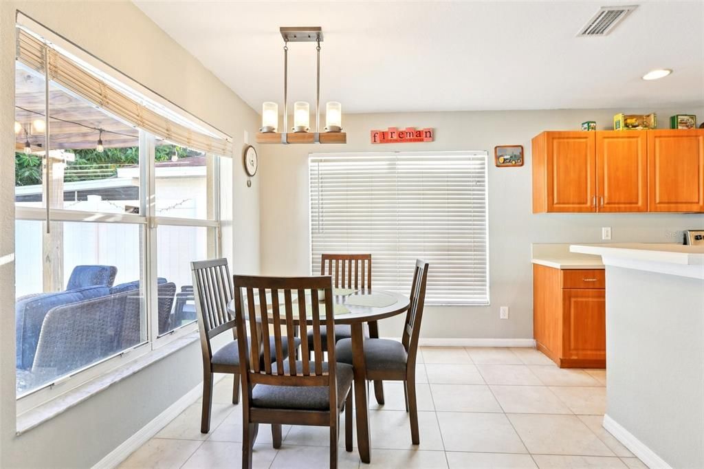 合同活跃: $429,900 (3 贝兹, 3 浴室, 2208 平方英尺)