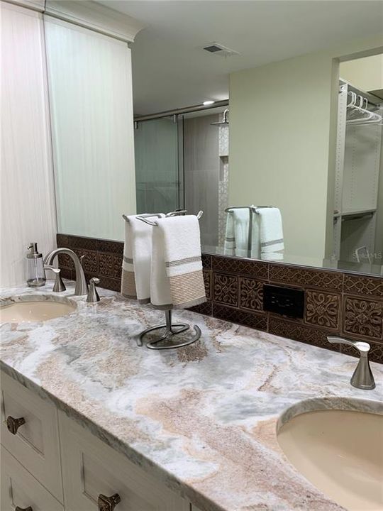 For Sale: $680,000 (2 beds, 2 baths, 1100 Square Feet)