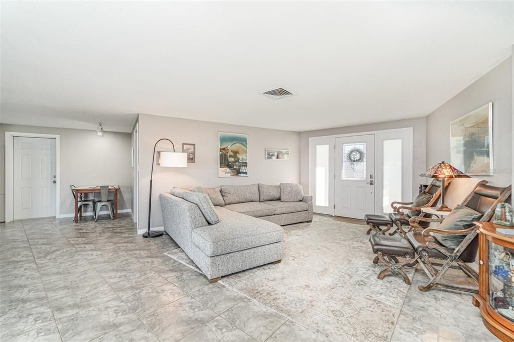 Activo con contrato: $375,000 (3 camas, 2 baños, 1203 Pies cuadrados)