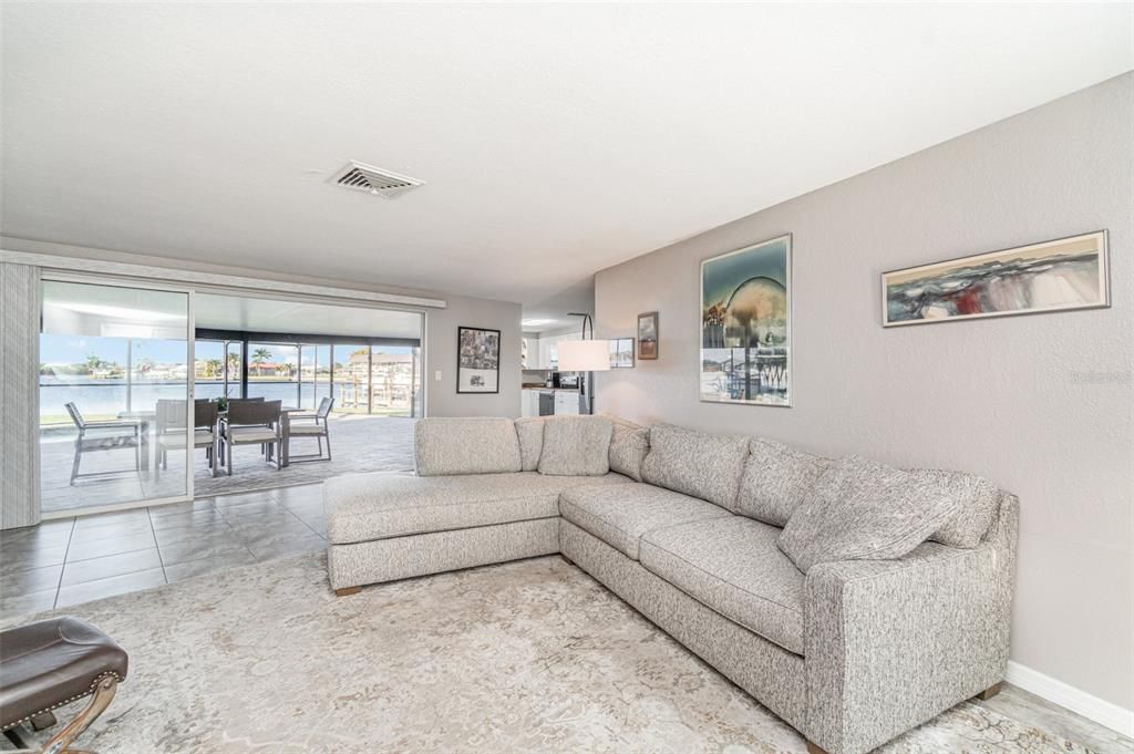 Activo con contrato: $375,000 (3 camas, 2 baños, 1203 Pies cuadrados)