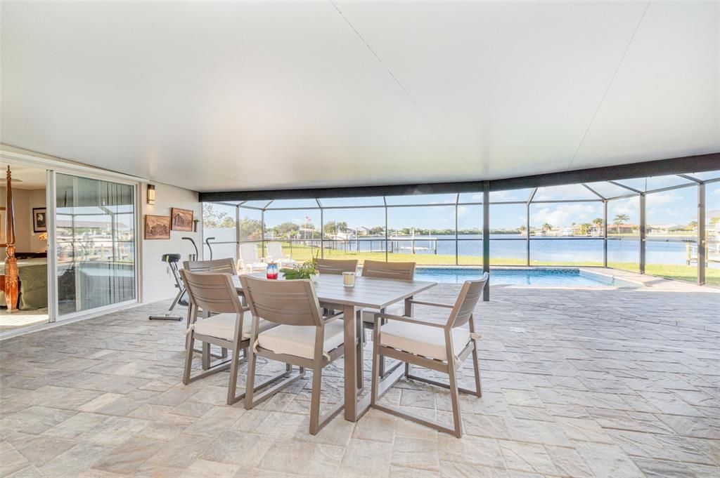 Activo con contrato: $375,000 (3 camas, 2 baños, 1203 Pies cuadrados)