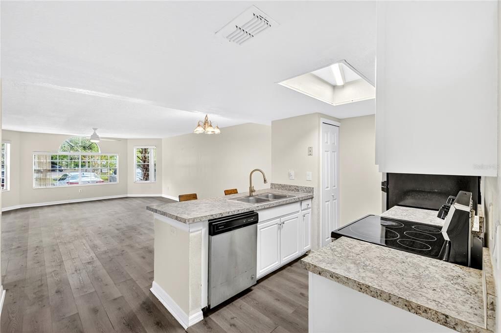 Под контрактом: $175,000 (3 спален, 2 ванн, 1287 Квадратных фут)