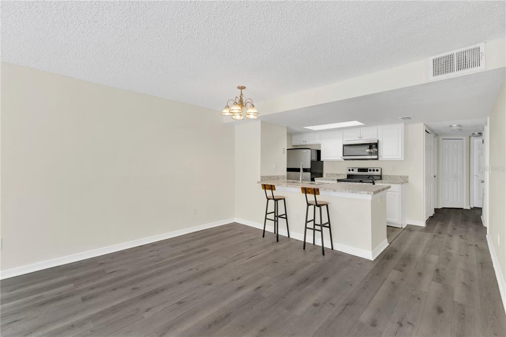 Под контрактом: $175,000 (3 спален, 2 ванн, 1287 Квадратных фут)