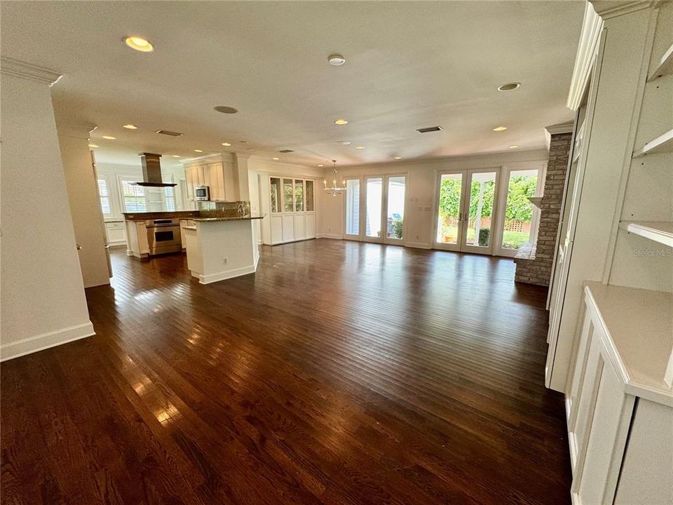 Под контрактом: $6,200 (3 спален, 2 ванн, 3030 Квадратных фут)