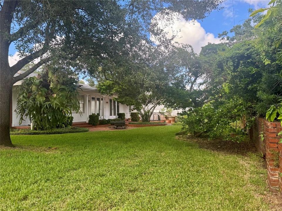 Под контрактом: $6,200 (3 спален, 2 ванн, 3030 Квадратных фут)