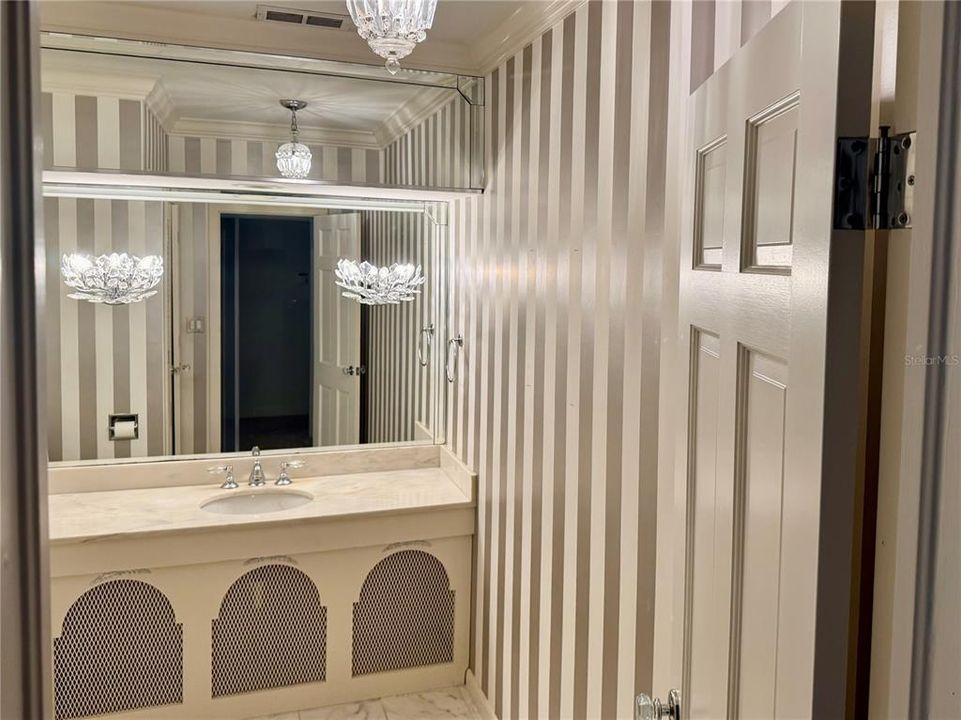 Под контрактом: $6,200 (3 спален, 2 ванн, 3030 Квадратных фут)