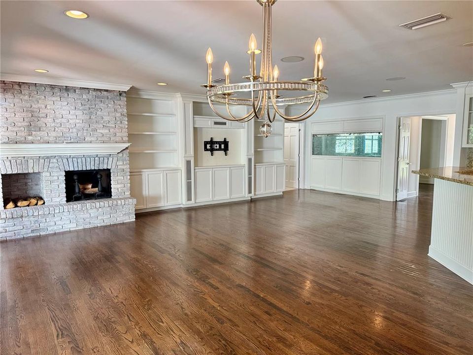 Под контрактом: $6,200 (3 спален, 2 ванн, 3030 Квадратных фут)