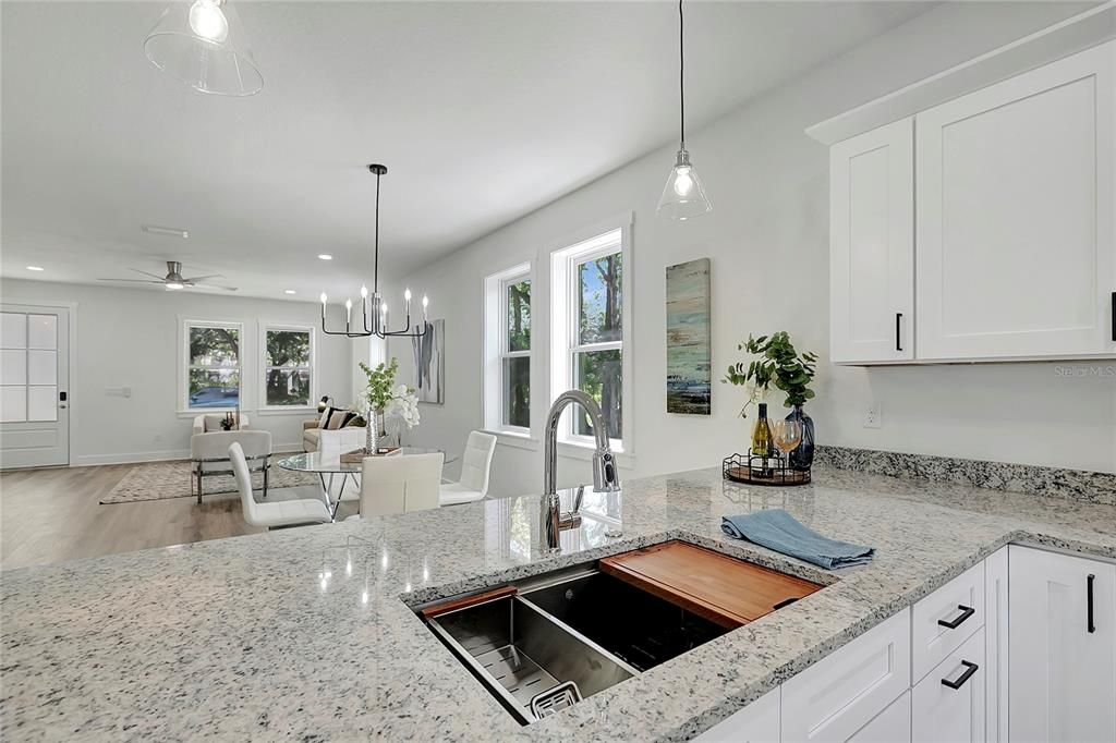 На продажу: $624,900 (3 спален, 2 ванн, 1600 Квадратных фут)