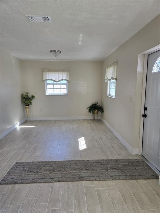 Activo con contrato: $324,900 (4 camas, 2 baños, 1106 Pies cuadrados)