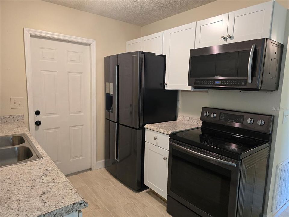 Activo con contrato: $324,900 (4 camas, 2 baños, 1106 Pies cuadrados)