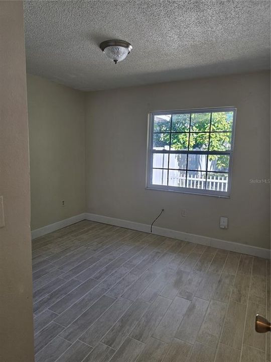 Activo con contrato: $324,900 (4 camas, 2 baños, 1106 Pies cuadrados)