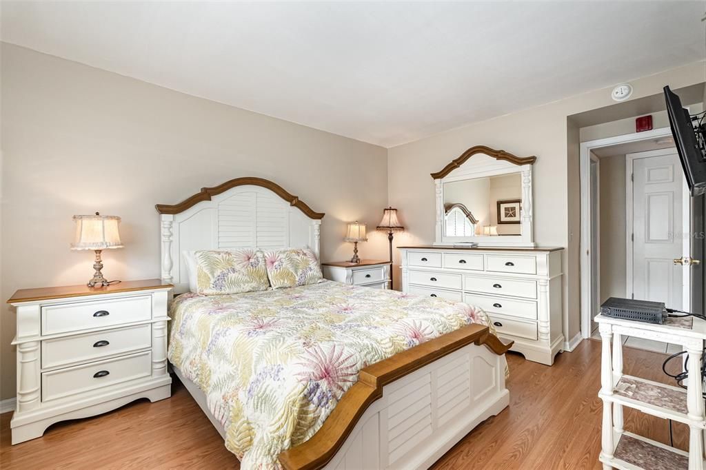 For Sale: $485,000 (2 beds, 2 baths, 1286 Square Feet)