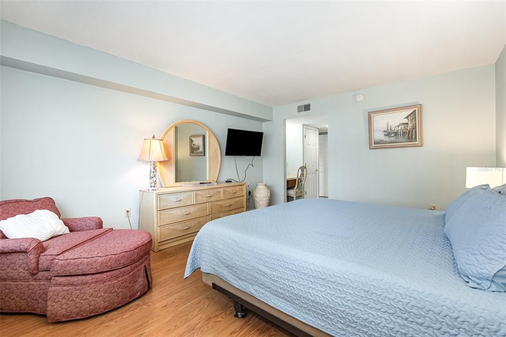 For Sale: $485,000 (2 beds, 2 baths, 1286 Square Feet)