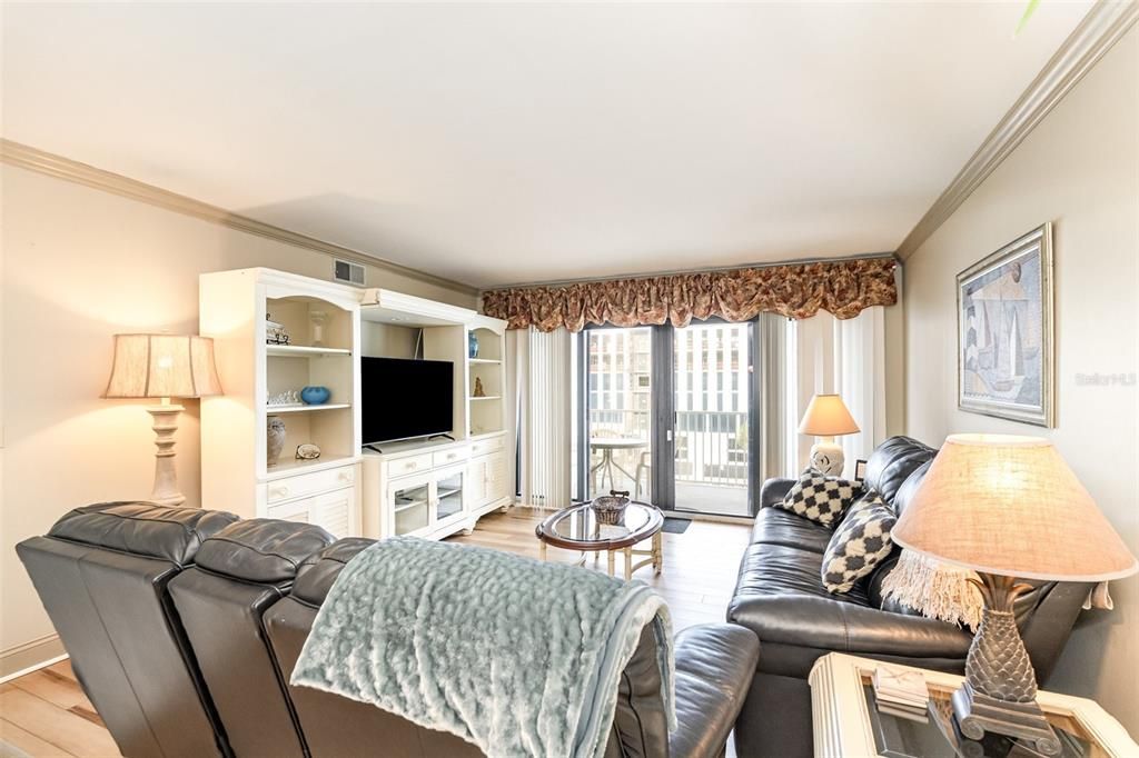 For Sale: $485,000 (2 beds, 2 baths, 1286 Square Feet)