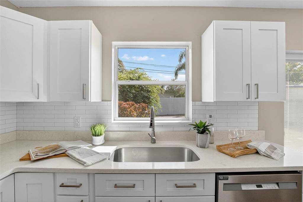 出租: $3,100 (3 贝兹, 2 浴室, 1268 平方英尺)