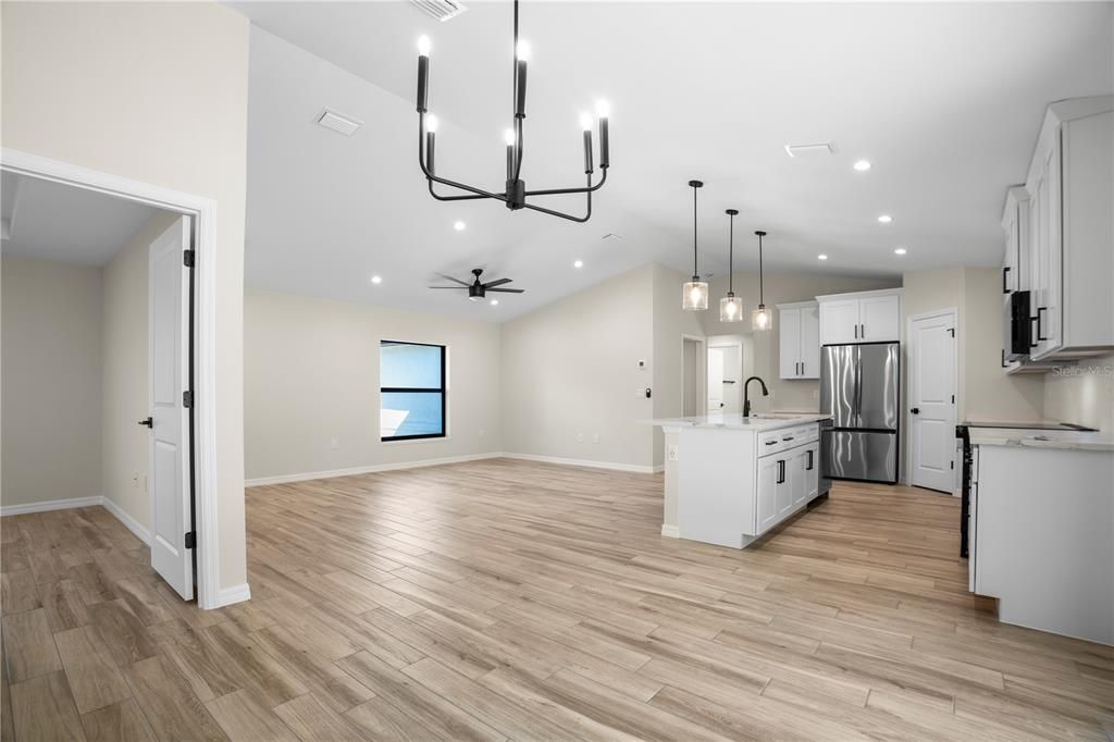 合同活跃: $349,900 (3 贝兹, 2 浴室, 1500 平方英尺)