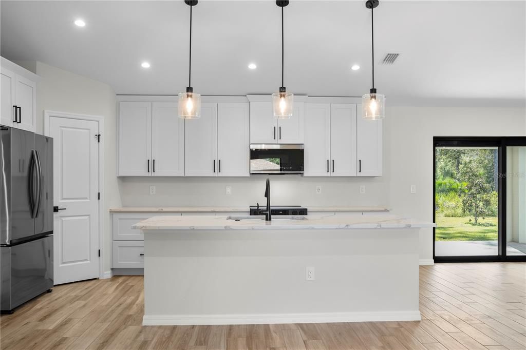 合同活跃: $349,900 (3 贝兹, 2 浴室, 1500 平方英尺)