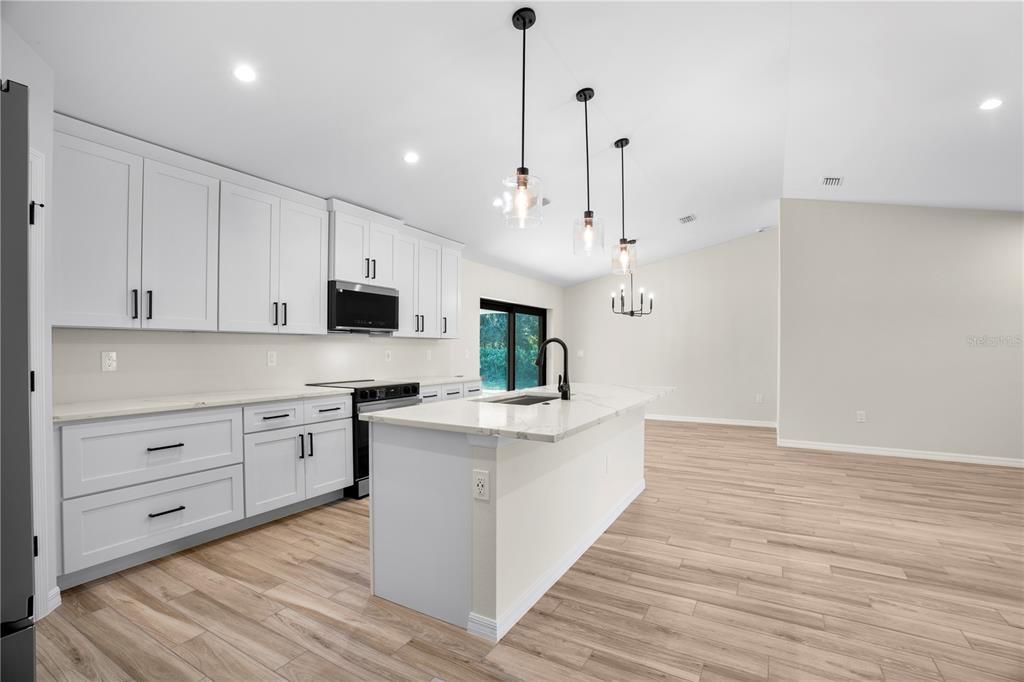 合同活跃: $349,900 (3 贝兹, 2 浴室, 1500 平方英尺)