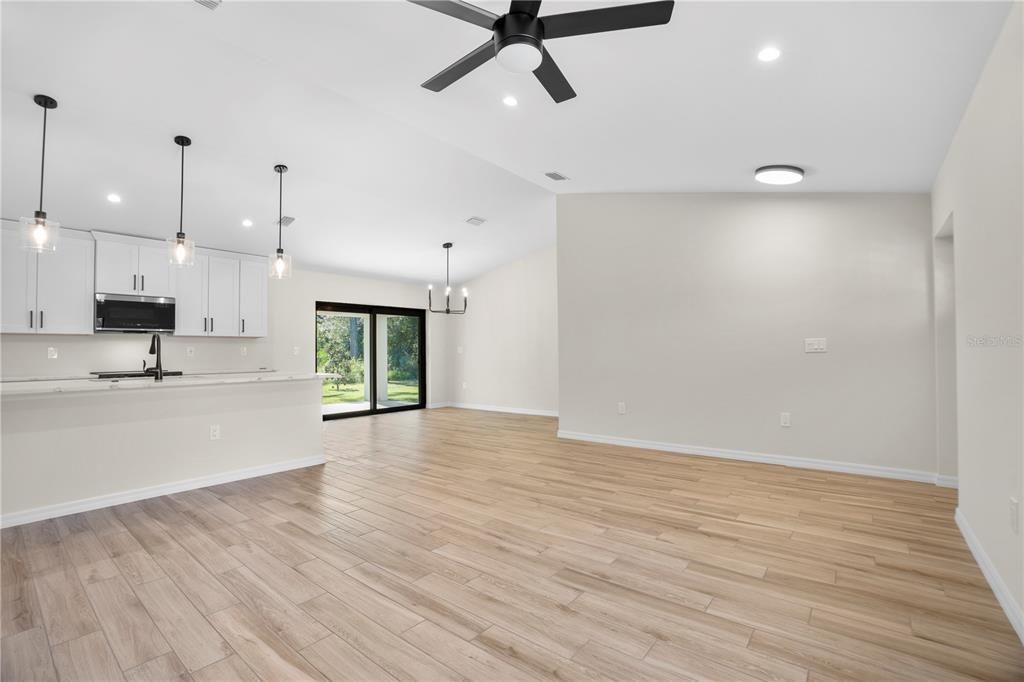 合同活跃: $349,900 (3 贝兹, 2 浴室, 1500 平方英尺)