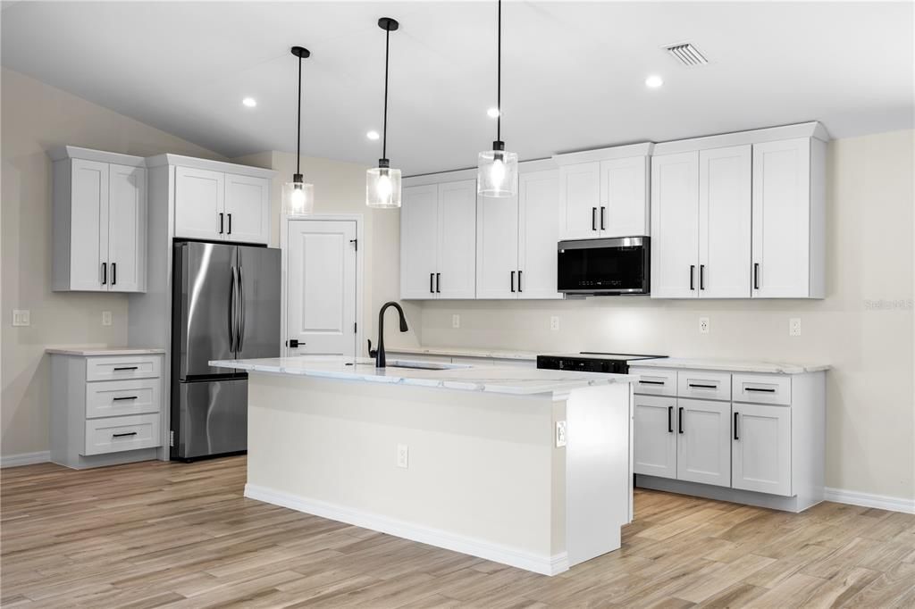 合同活跃: $349,900 (3 贝兹, 2 浴室, 1500 平方英尺)