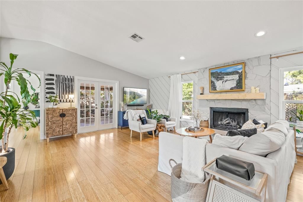 合同活跃: $549,500 (3 贝兹, 2 浴室, 1554 平方英尺)