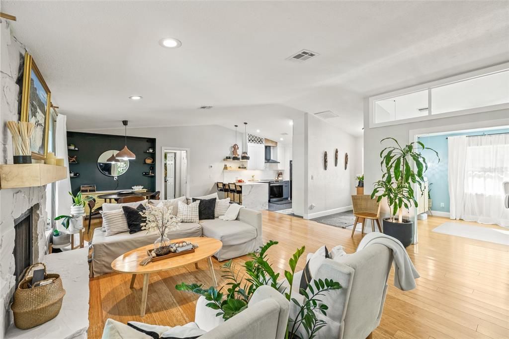 合同活跃: $549,500 (3 贝兹, 2 浴室, 1554 平方英尺)