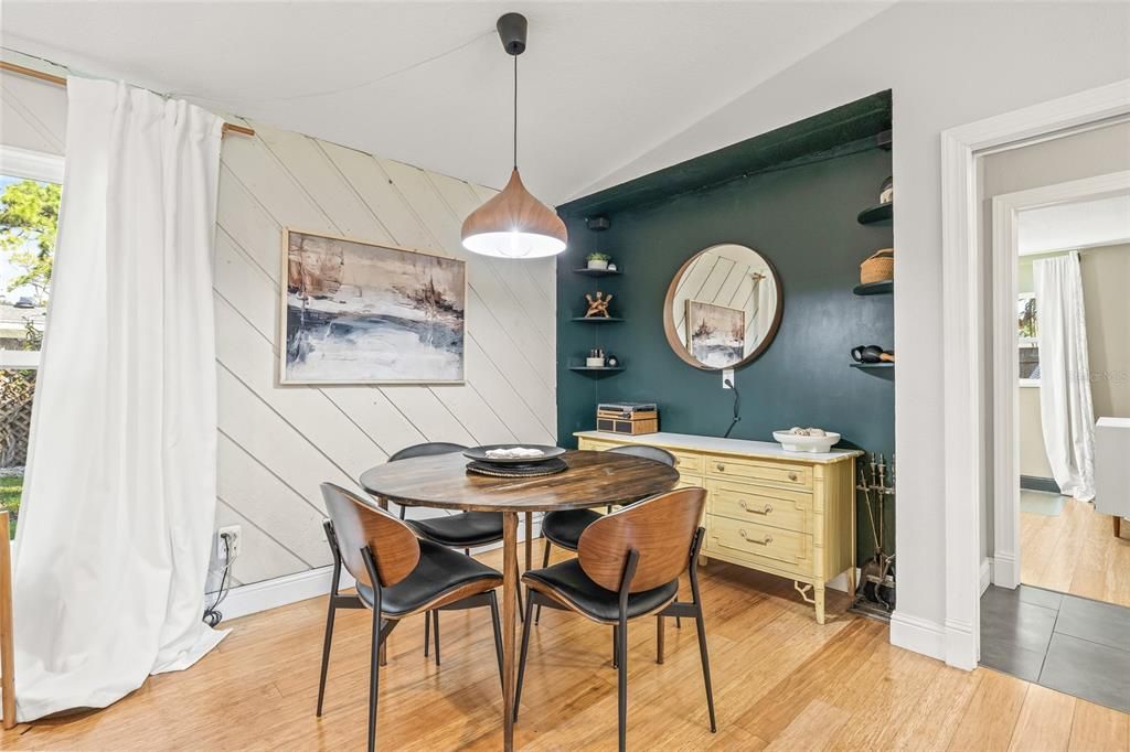 合同活跃: $549,500 (3 贝兹, 2 浴室, 1554 平方英尺)