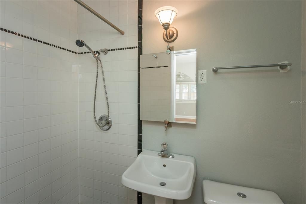 Под контрактом: $1,947 (2 спален, 2 ванн, 1110 Квадратных фут)