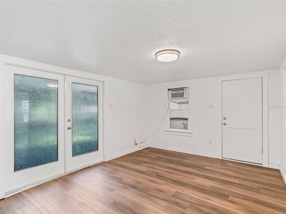 Active With Contract: $79,900 (1 beds, 1 baths, 672 Square Feet)